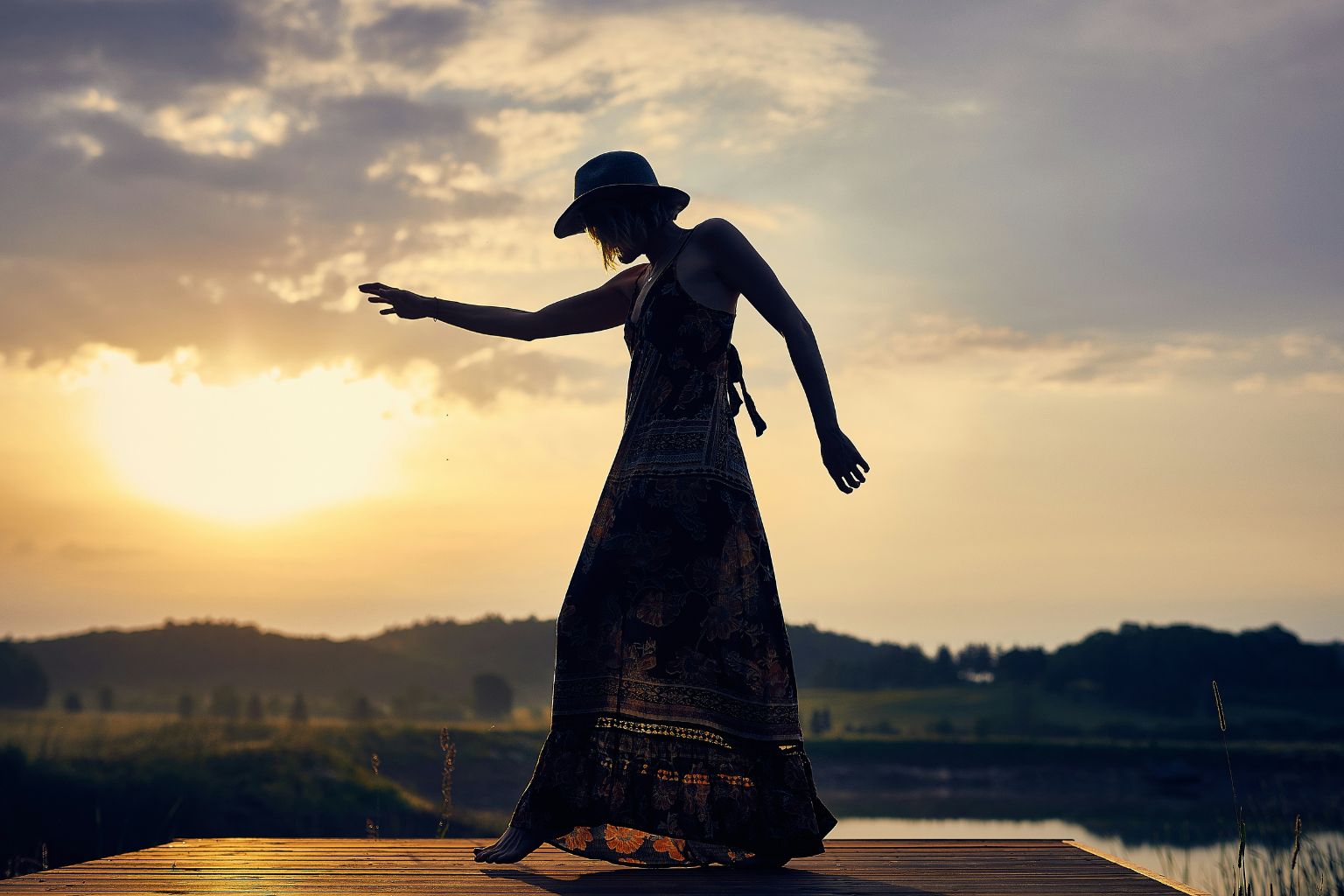 Femme heureuse qui retrouve le plaisir de danser, une passion oubliée.