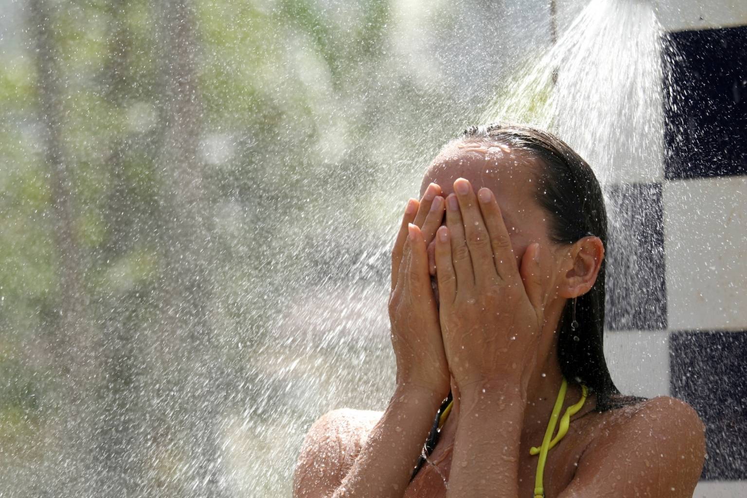 Visage de femme sous la douche