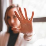 Femme qui dit non d'un geste de la main